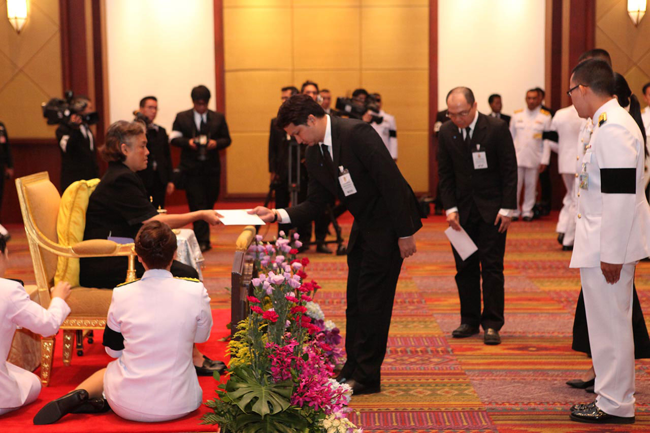 เข้ารับพระราชทานรางวัลชมเชย ในการประกวดหนังสือดีเด่น ประจำปี ๒๕๖๐